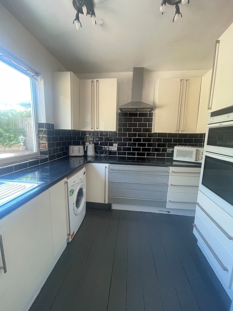 Immaculate 2-bed House in Potters Bar view 4
