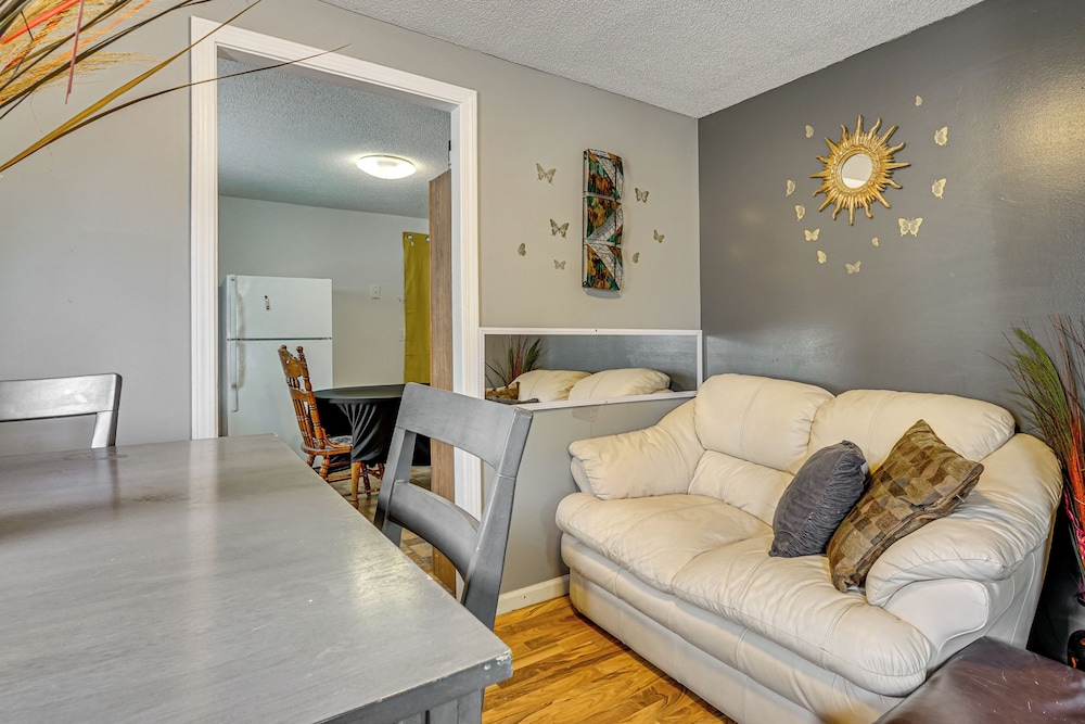 3 Mi to Dtwn Fort Wayne: Home w/ Deck & Yard!