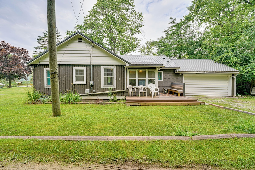 Walk to Cranberry Lake: Quaint Family Cottage