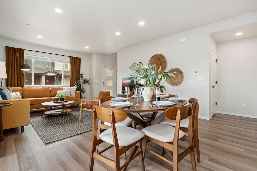 Mosaic Modern - Dog Friendly, Pool + King Suite