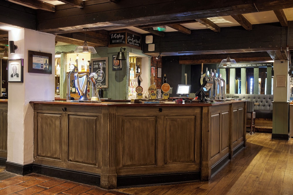 Cross Roads Hotel by Chef and Brewer Collection