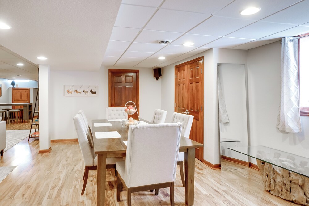 Cozy Milwaukee Apartment w/ Deck, 2 Mi to Airport!