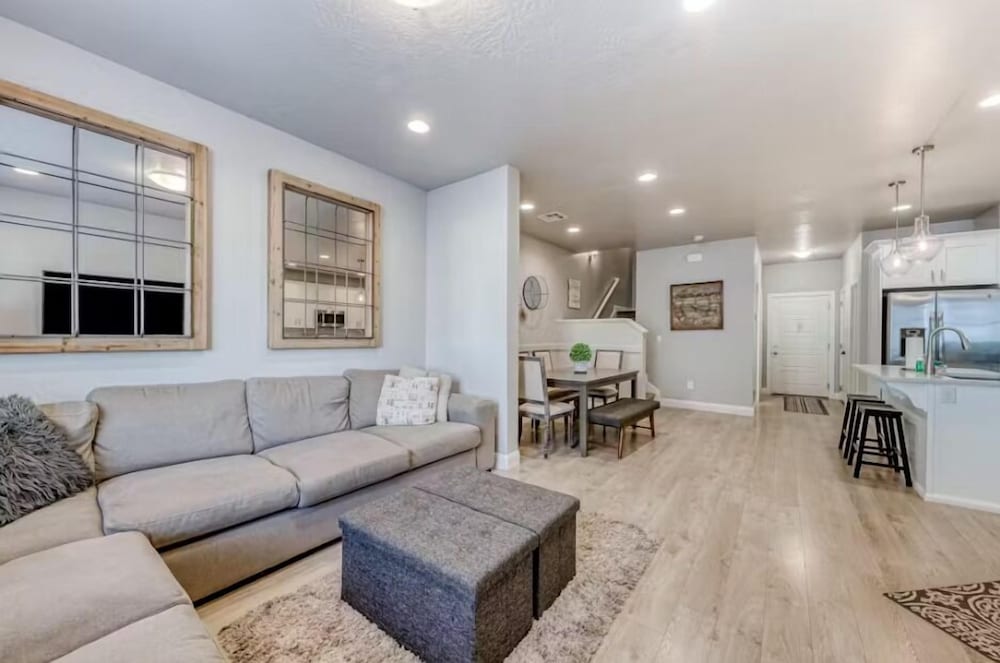 The Modern Villa - Pet Friendly 3 Bedroom Townhouse