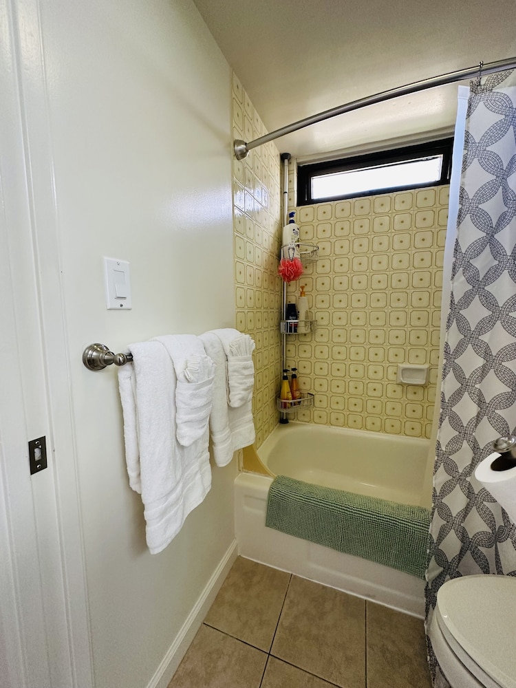Waikiki Banyan-Free Parking-Free WI-FI: bathroom photo