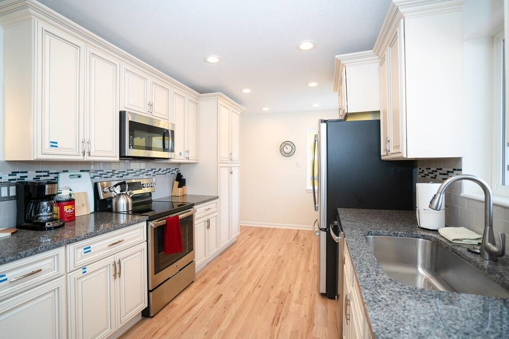 The Meadowlark Manor Spacious Backyard  Hot Tub - Property Image 18