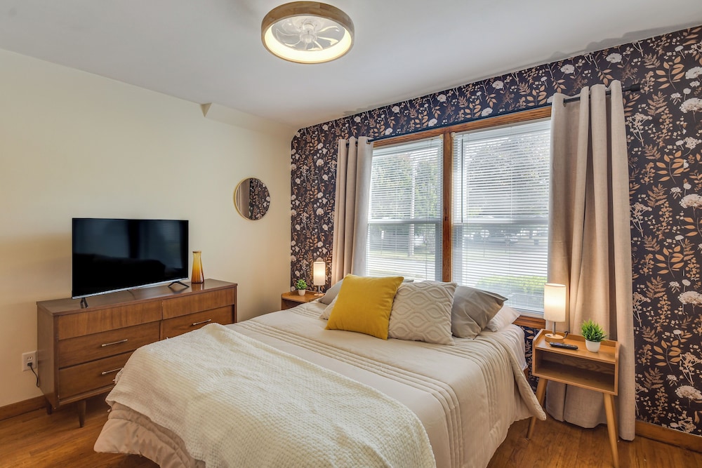 1 Mi to Dtwn Burlington: Modern Home w/ Yard!
