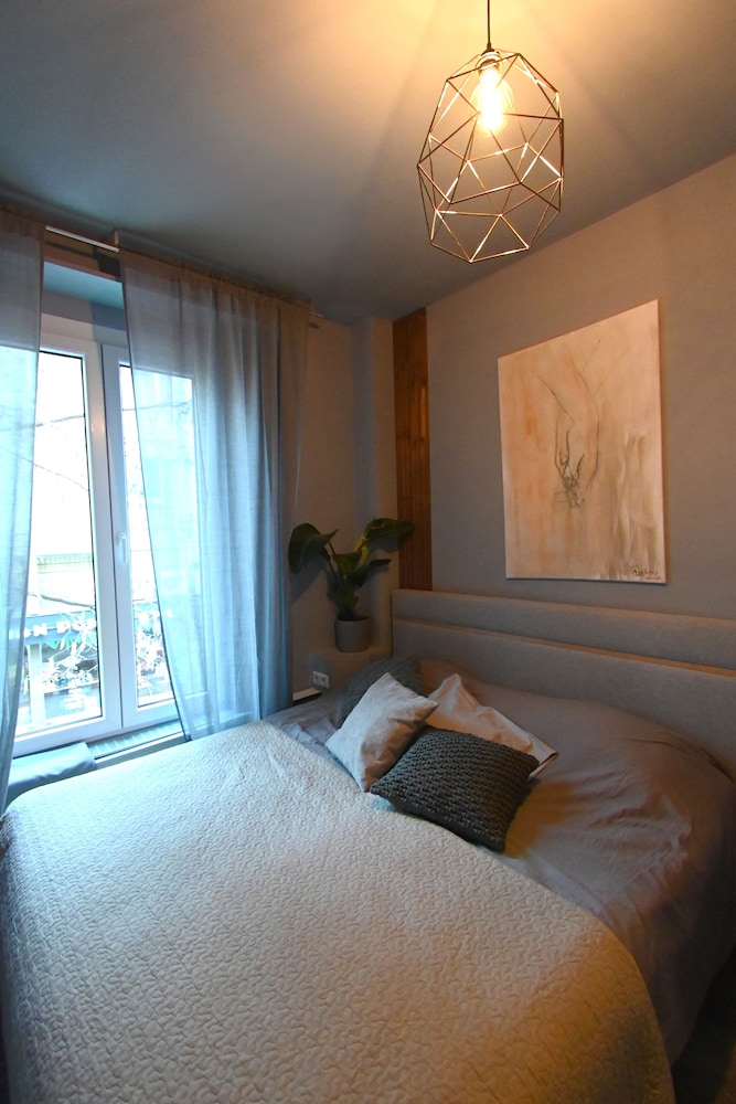 Up too 8- 10 Persons Stay in Antwerp view 3