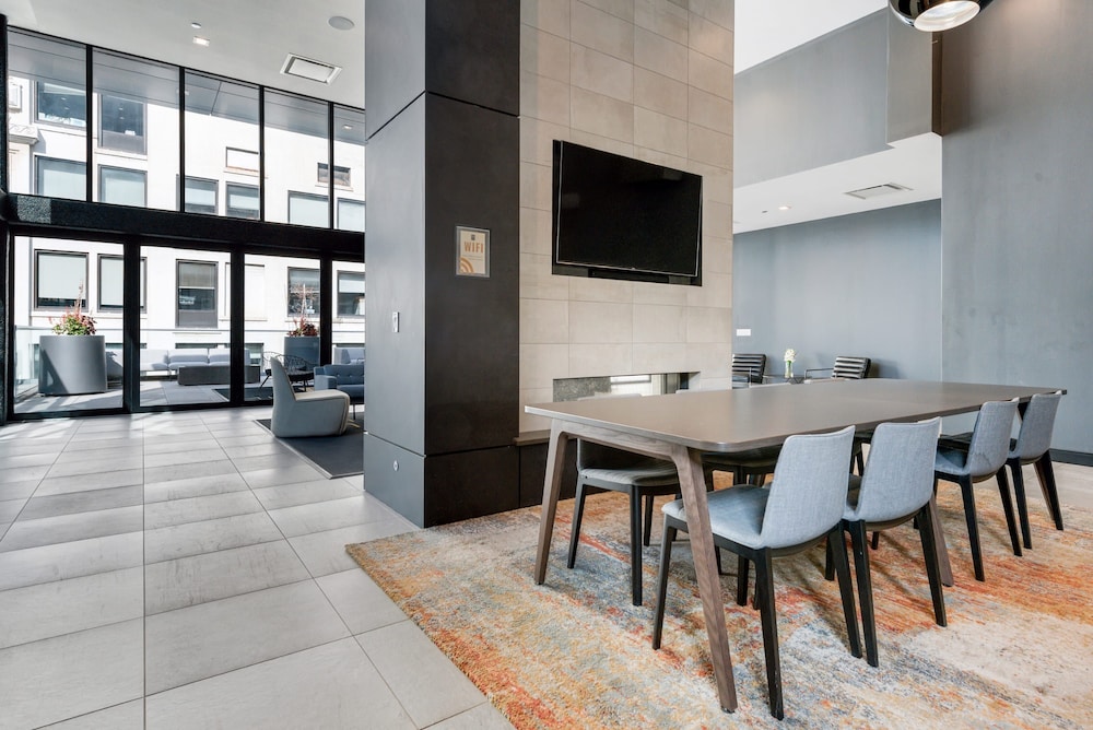 The Loop 2BR Historic Modern Luxury Amenities