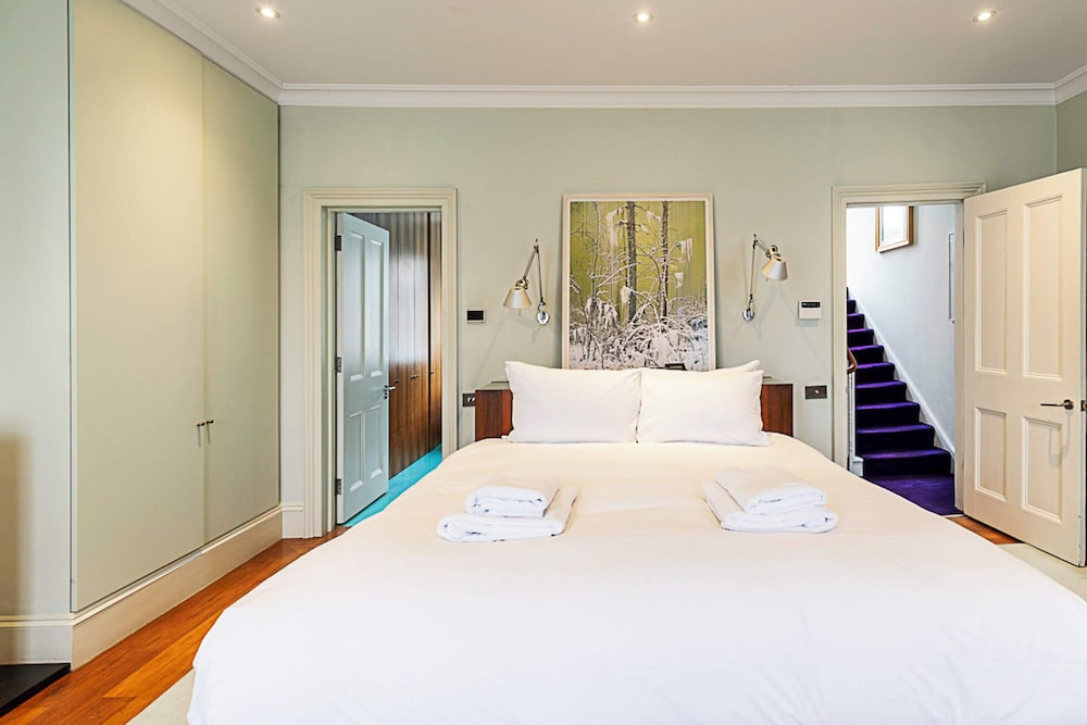 London Luxe Retreat: 5-bed Gem