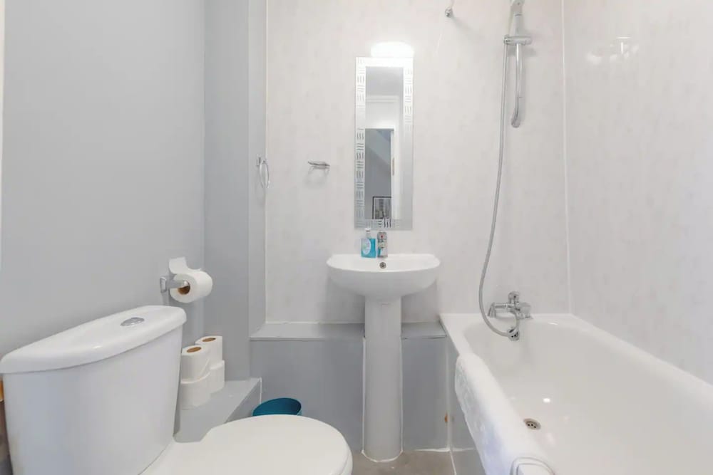 Lovely 4 Bed House w Garden, 1 Stop to Waterloo