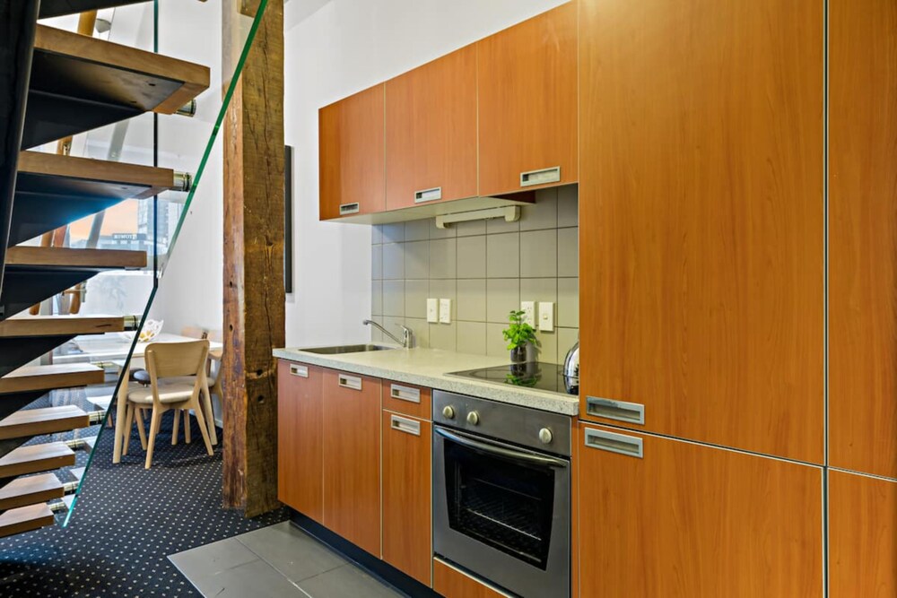 Chic & Spacious CBD Loft - 2 Beds & City view 2