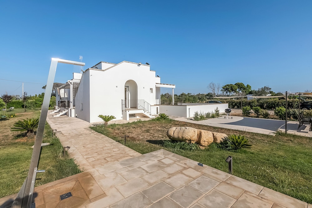 Villa Elysium With Pool And Garden