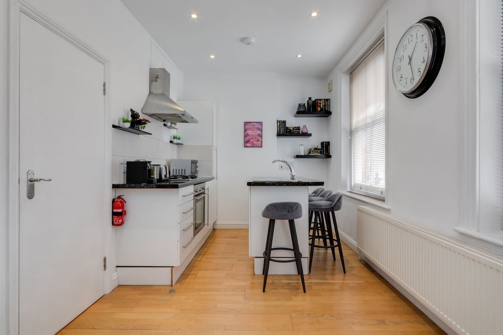 The Lipstick Palace - Fitzrovia - by Frankie Says