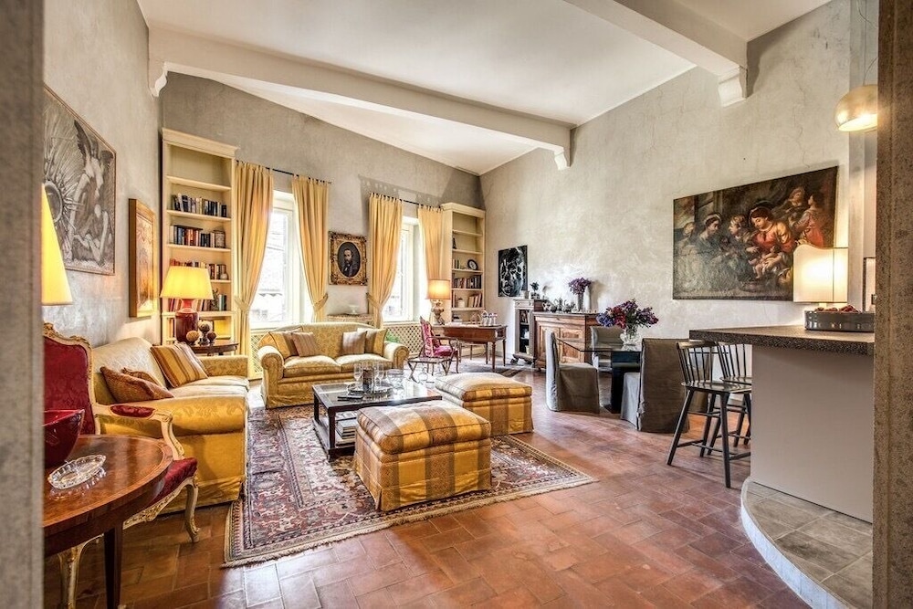 Wonderful Apartment With Balcony In Piazza Margana