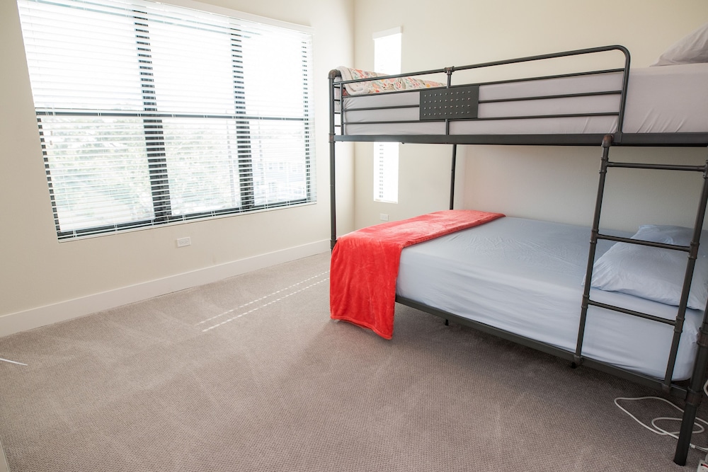 Modern 3 Bed Smarthome in Heart of Tampa