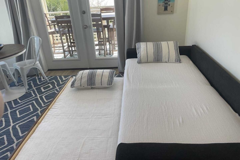 Good Day Sunshine by Avantstay Sleeps 16, Pool + Private Beach Access