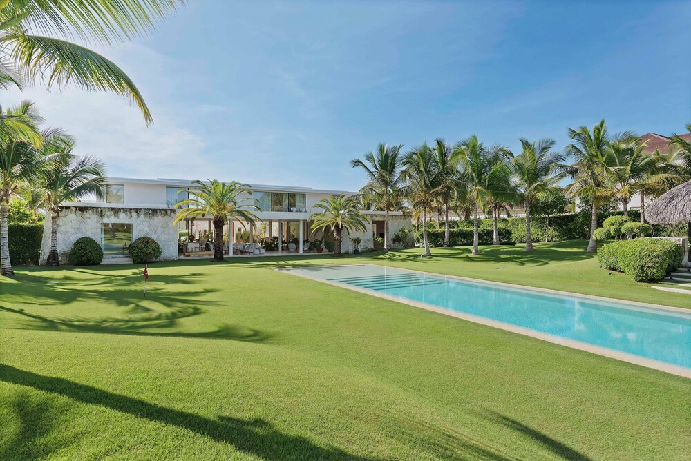 Magnificent 5BR Modern Tropical Villa With Pool