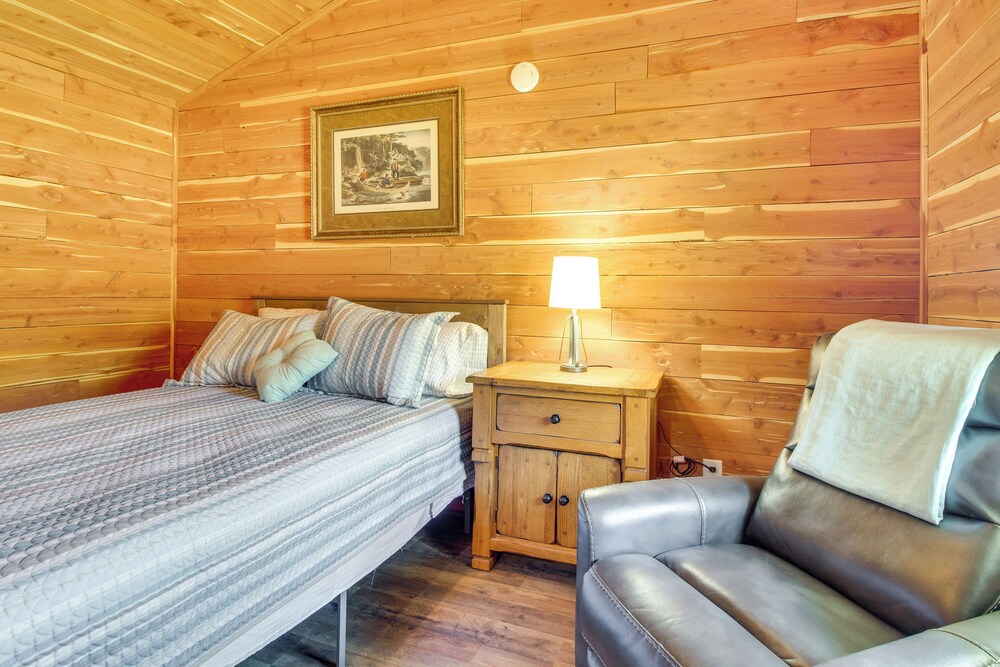 Half-mi to Bull Shoals Lake Access: Angler's Cabin