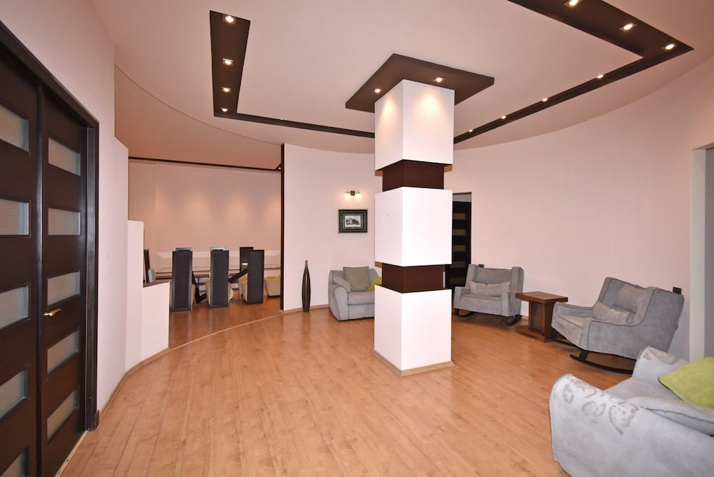 Spacious Apartment by Luxe Group TT606