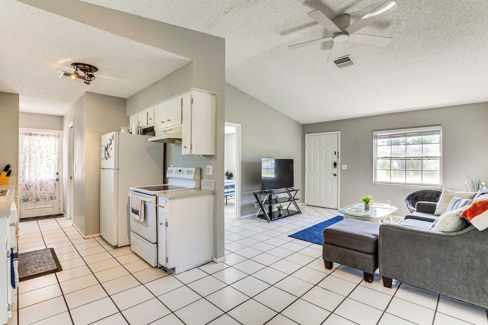 7 Mi to Beach: Cozy Home w/ Yard in Englewood!