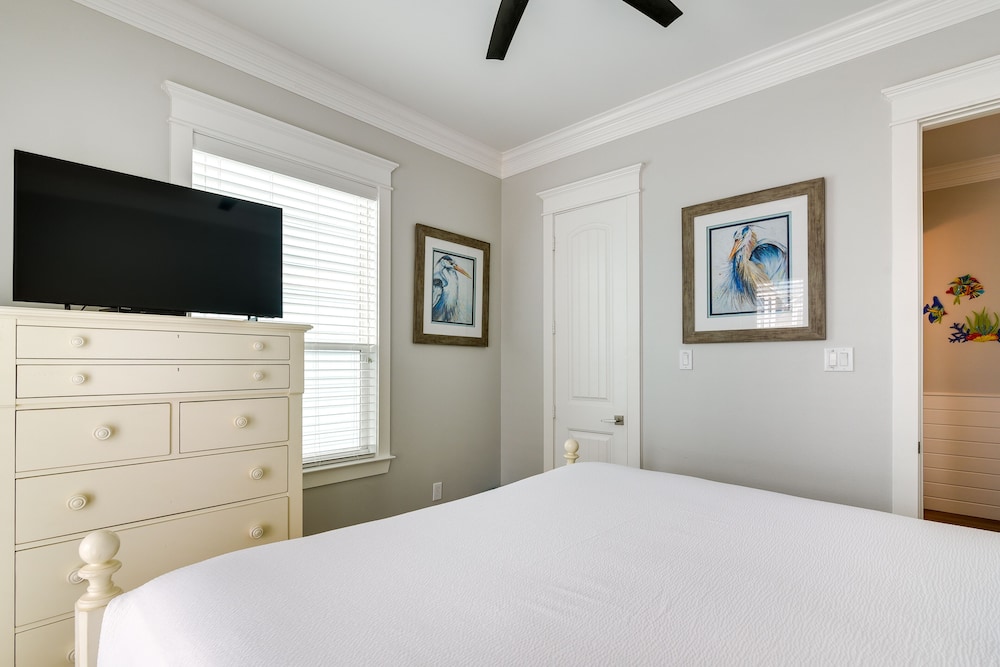 Walk to Ocean: Beach House w/ 2 Decks in Galveston