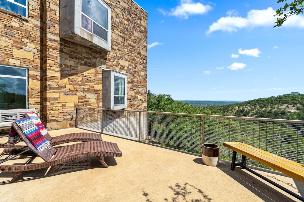 Luxury 7BR Hill Country Gem With Barndominium