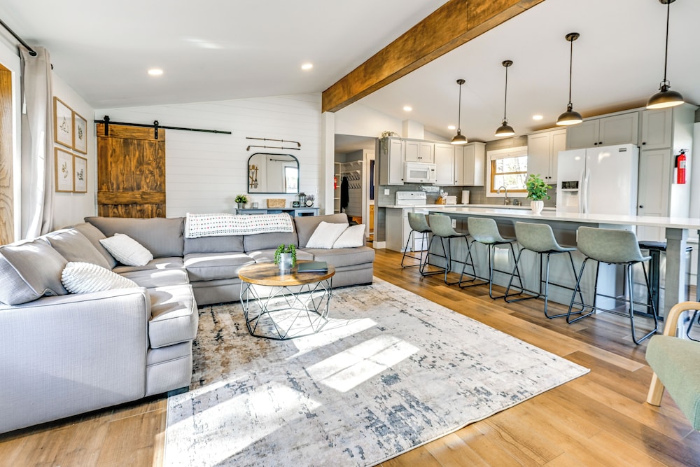 Boat Dock, Hot Tub & Deck: Lakefront Nekoosa Home!