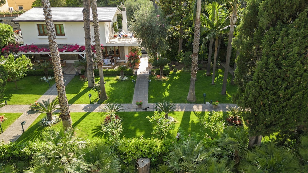 Villa In Sorrento Center | Gardens & Outdoor Space