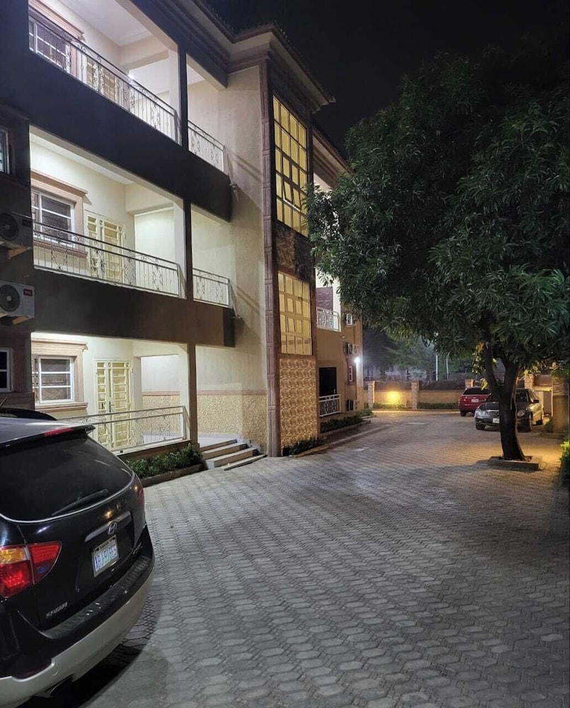 Top-Notch Suites and Apartment