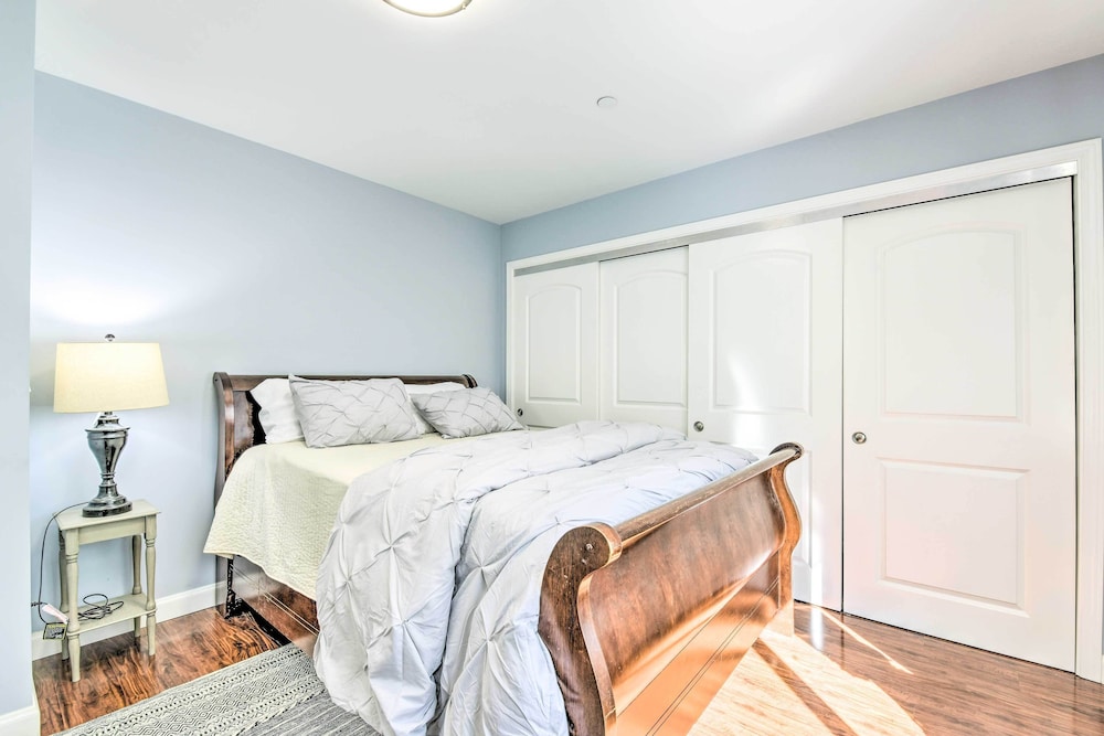 Sunny Oakland Retreat w/ Patio & Cute Garden!