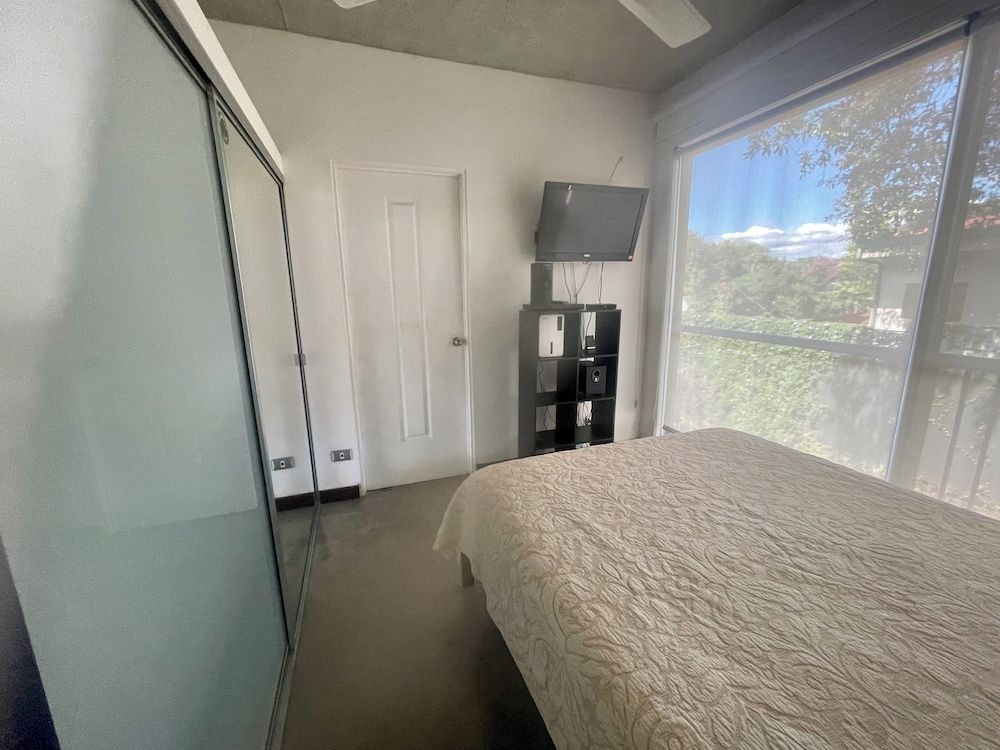 Beautiful Spacious Loft 2 Bedrooms 2 Full Baths 2 car Garage in Downtown