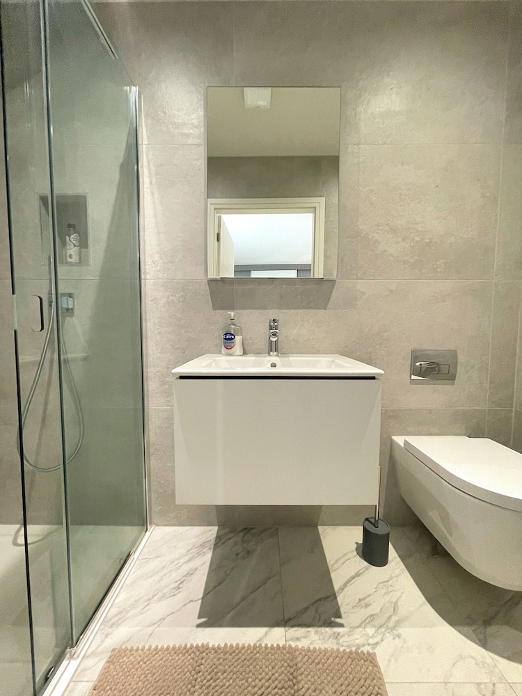 Modern and Sleek 2 Bed Apartment