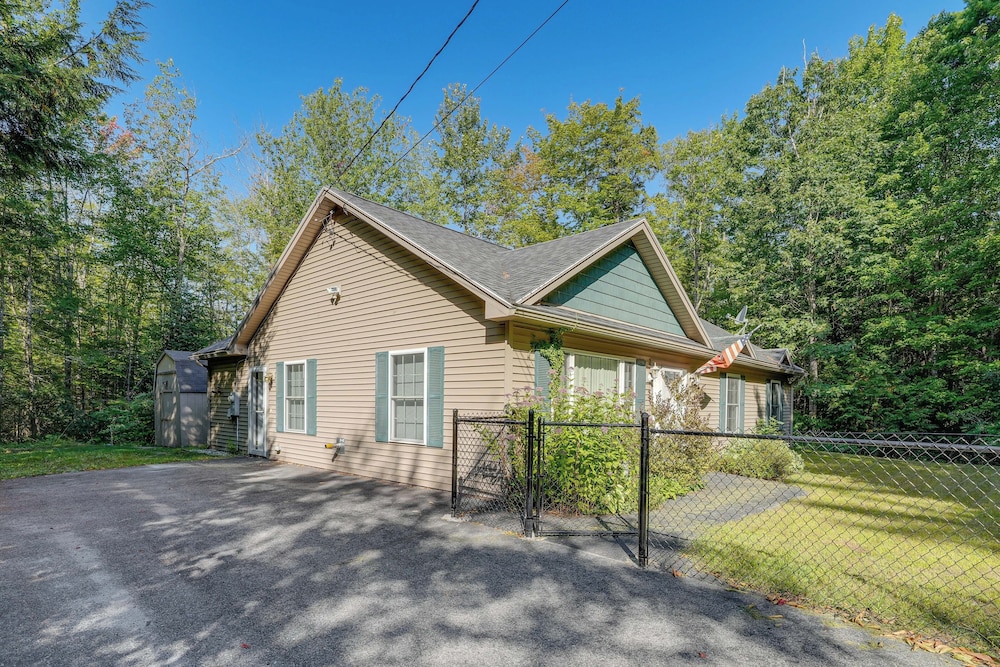 4 Mi to Long Lake! Secluded Haven w/ Fenced Yard