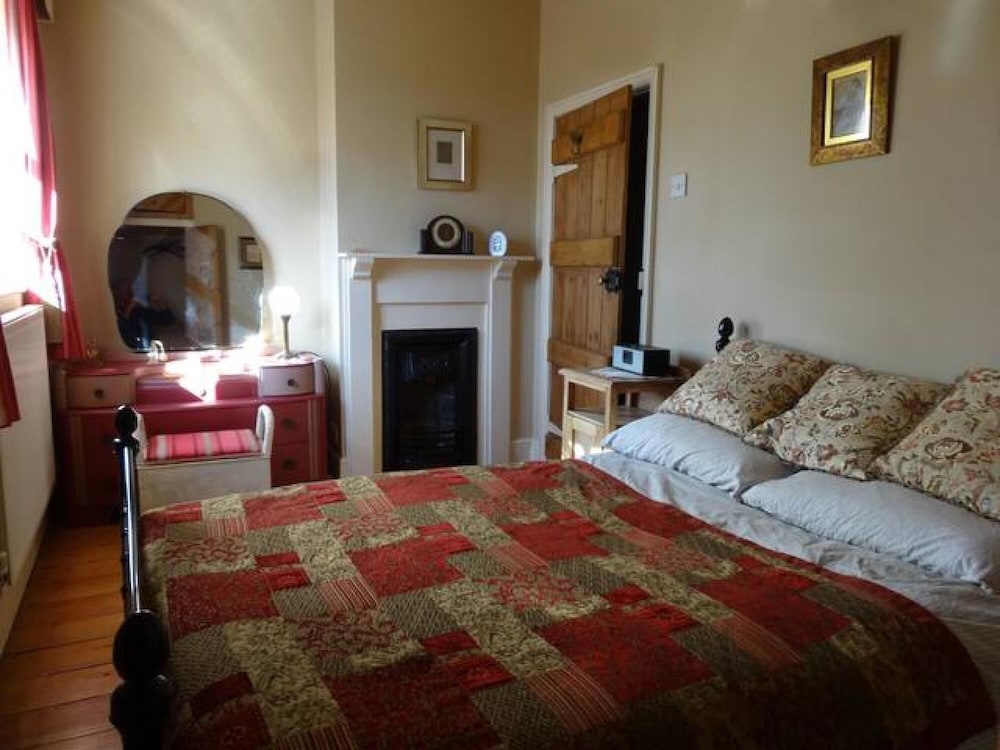Beautiful Country Cottage for up to 8 People - Great Staycation Location view 3