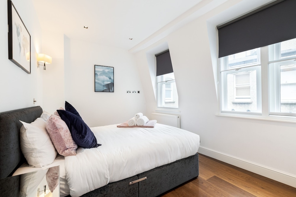 Stylish 2BR 2BA by the Heart of Soho