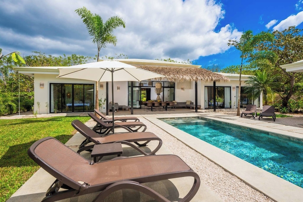 Duna Property - 2 Villas 2 Pools 7 Br Luxury Oasis Centrally Located