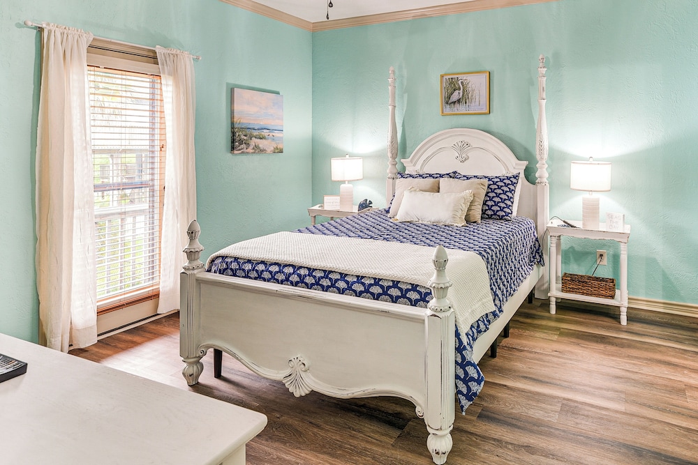 Walk to the Ocean: Family Retreat in Crystal Beach