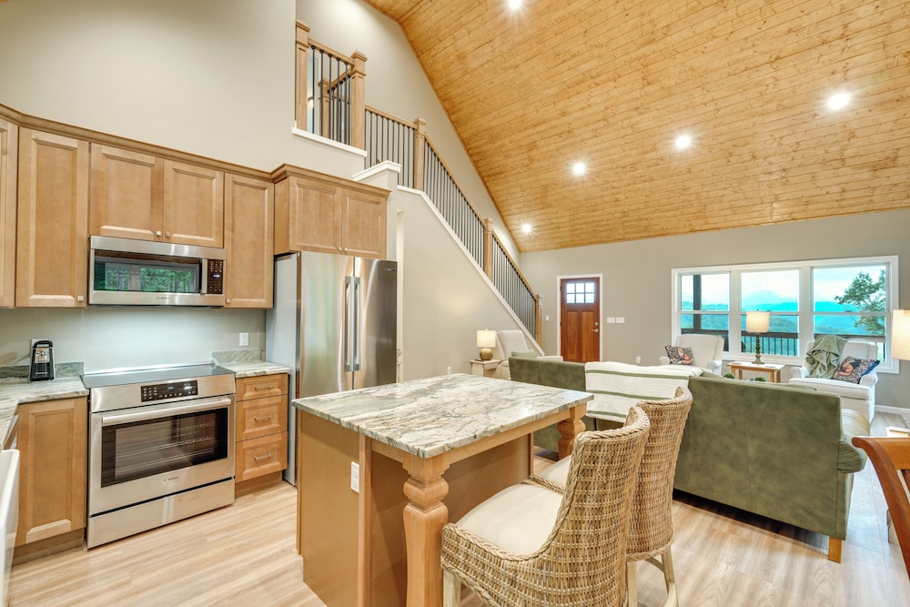 Long-range Views: Blue Ridge Mtn Cabin w/ 3 Decks