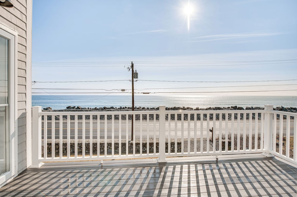 Walk to Rye Harbor State Park: Home w/ Ocean Views