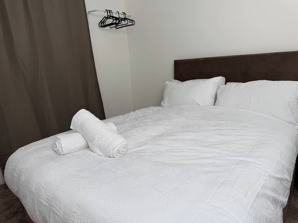 Urban Calm Spacious 3-bed Home With Free Parking