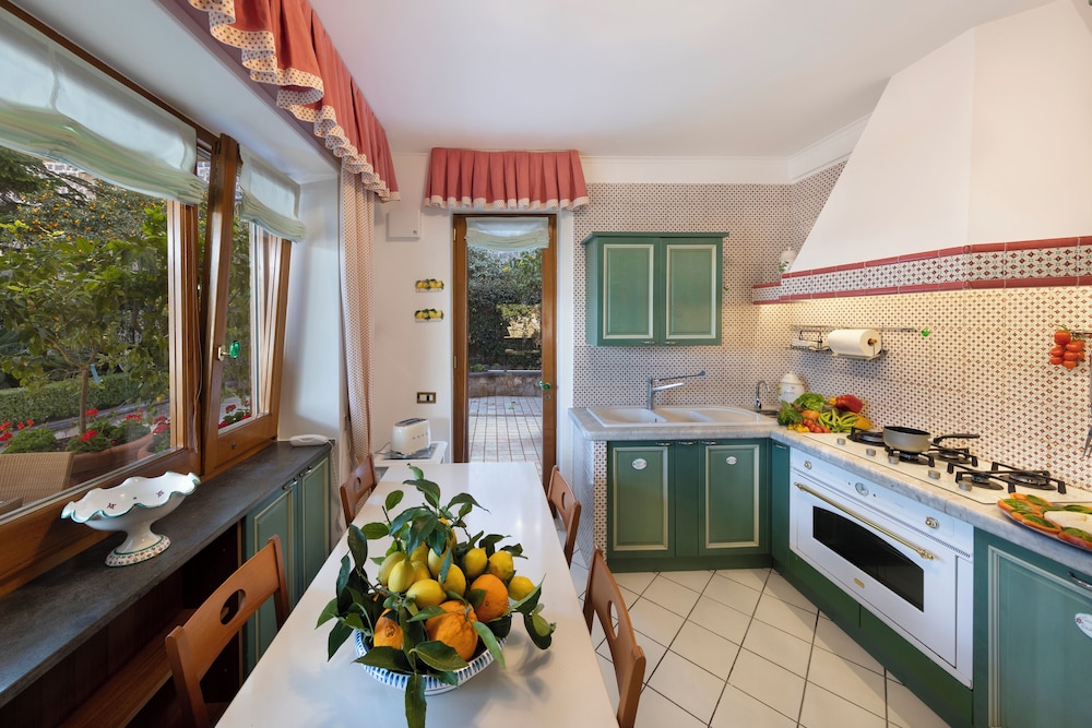 Villa In Sorrento Center | Gardens & Outdoor Space
