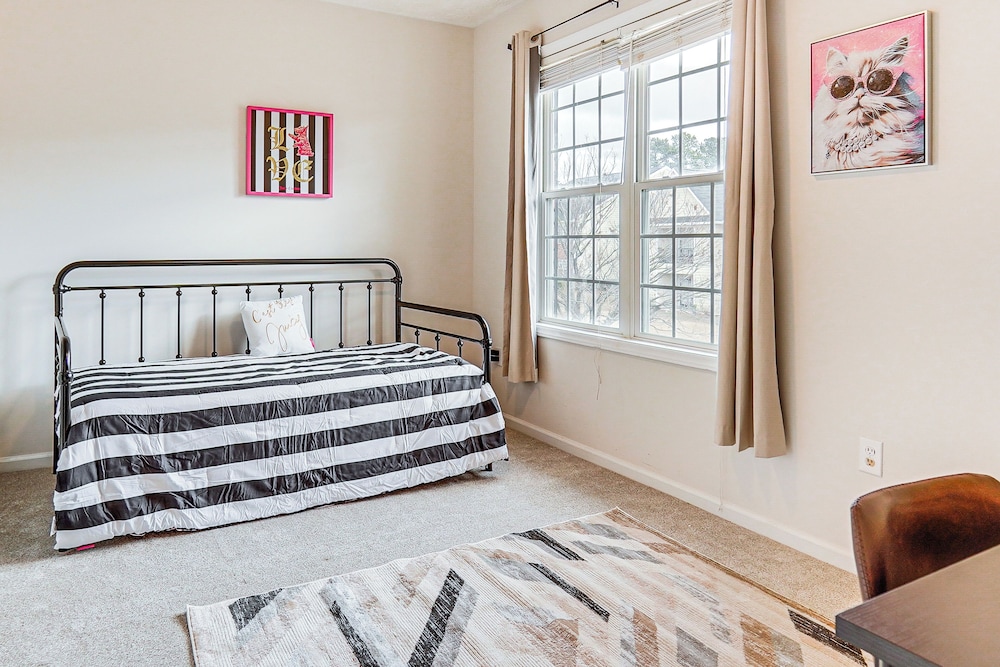 9 Mi to Dtwn Fayetteville: Condo w/ Pool Access!
