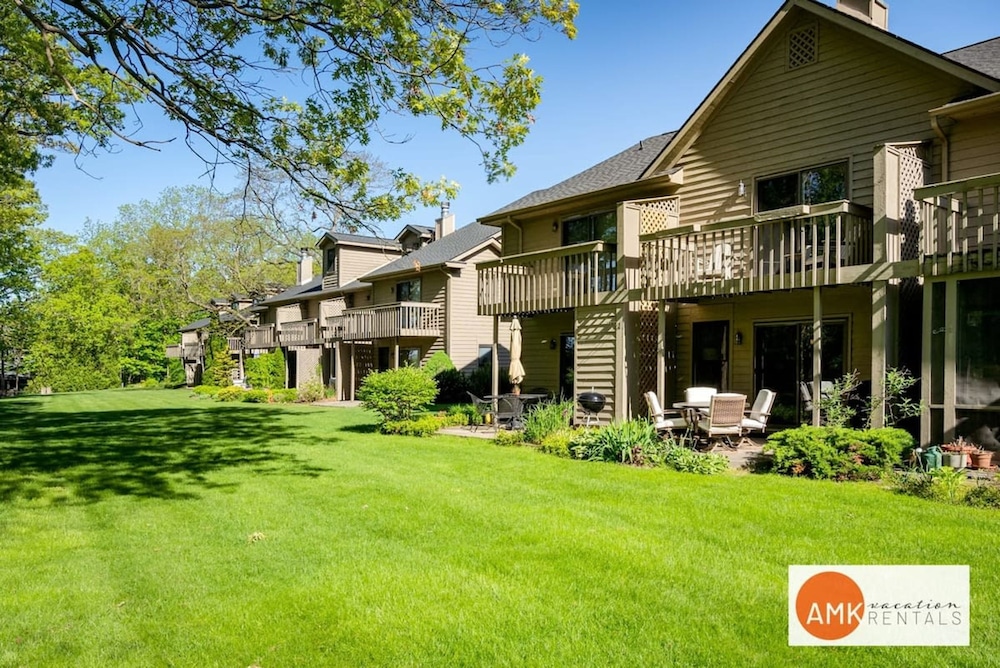 Charming Bayview - Downtown Condo With Pool