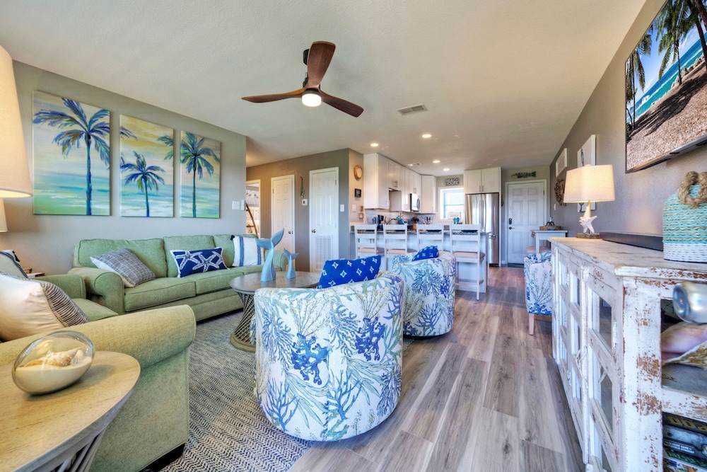 Blue Water Bliss by Avantstay Boardwalk to Beach
