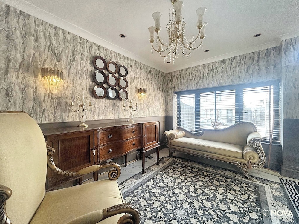 Elegant Family Home, 2x Jacuzzi Corner Bath