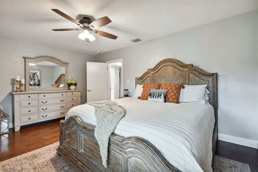 Spacious 4 Bedroom Entire Home, Tampa, Fire Pit