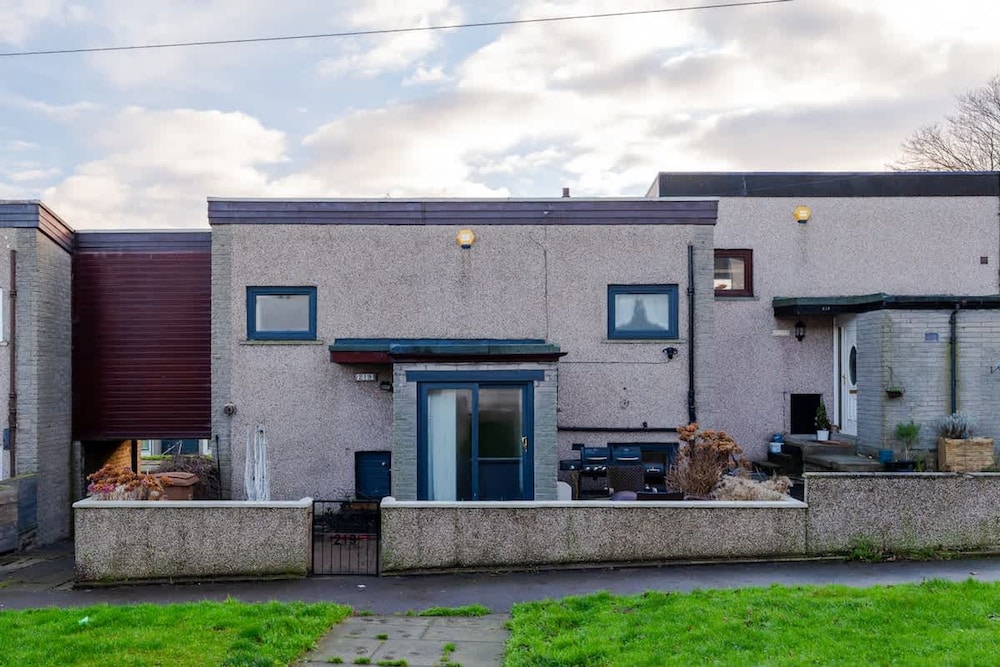 4 Bedroom House - Free Parking
