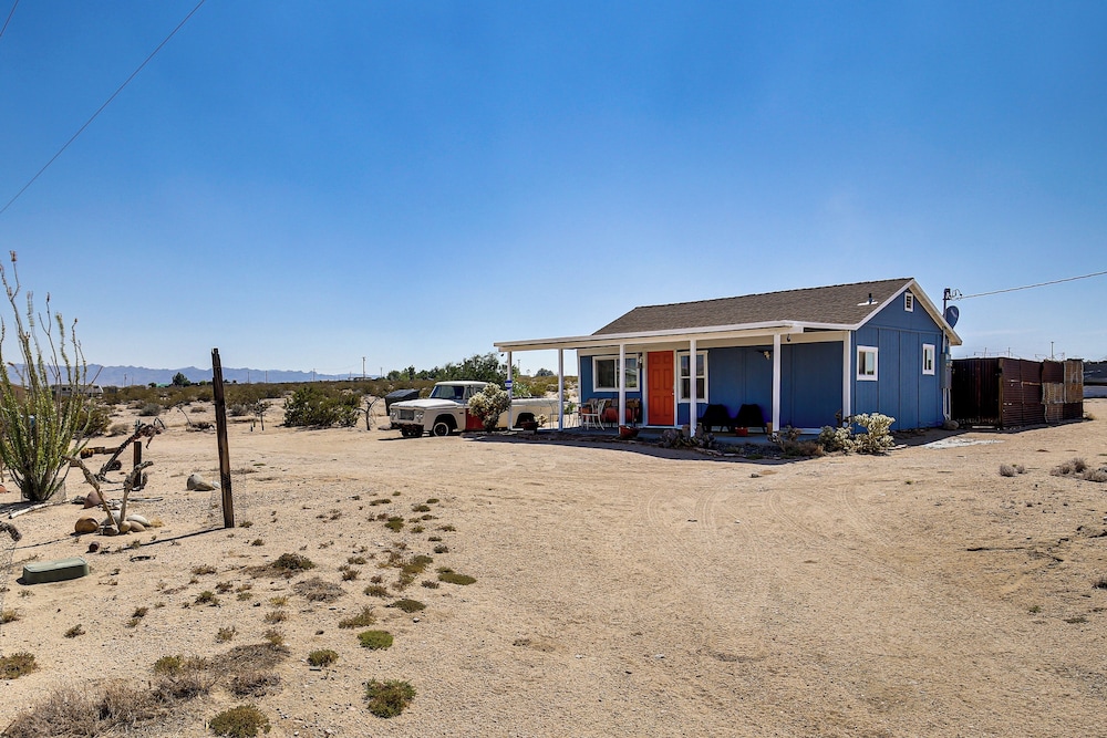 Boho Bungalow w/ Hot Tub: 16 Mi to Joshua Tree NP
