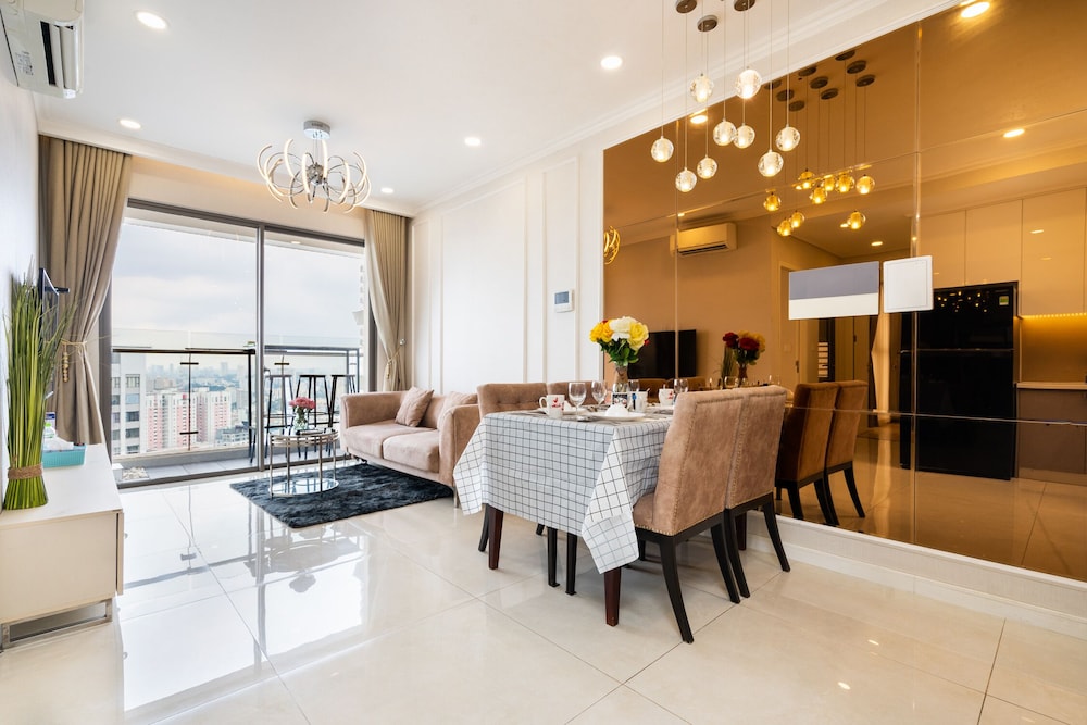 Jennifer House - Millenium Apartment