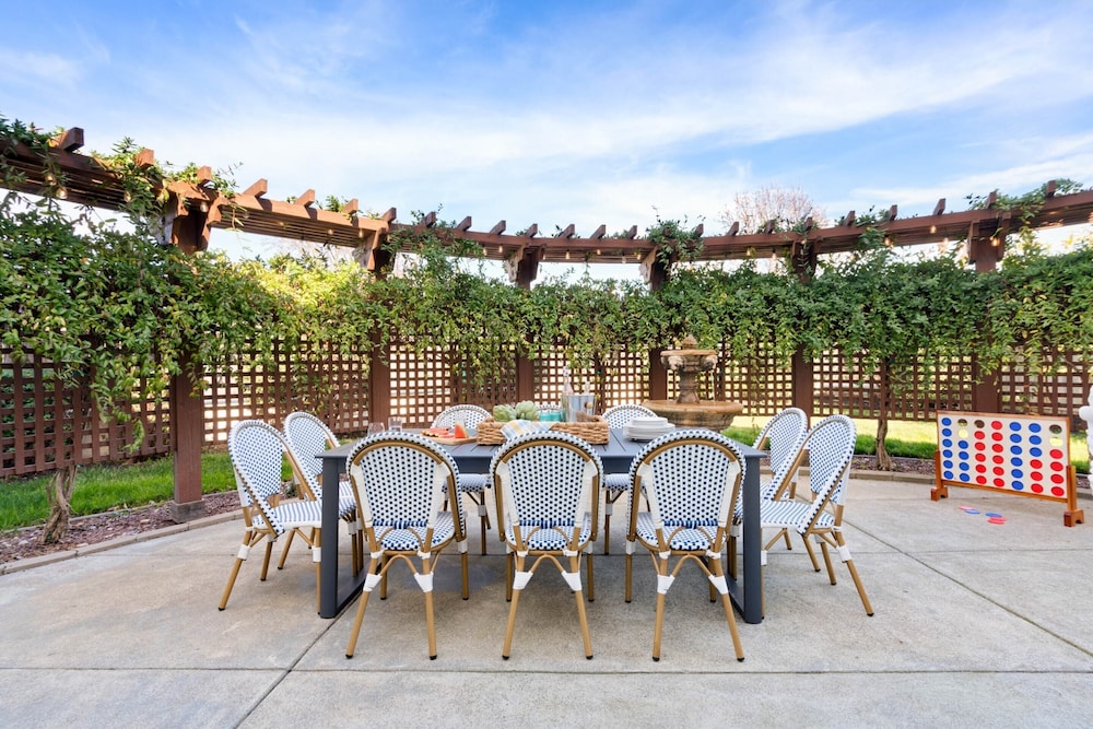 Fiano by Avantstay Centrally Located Haven w/ Stunning Courtyard & Pool Table view 4